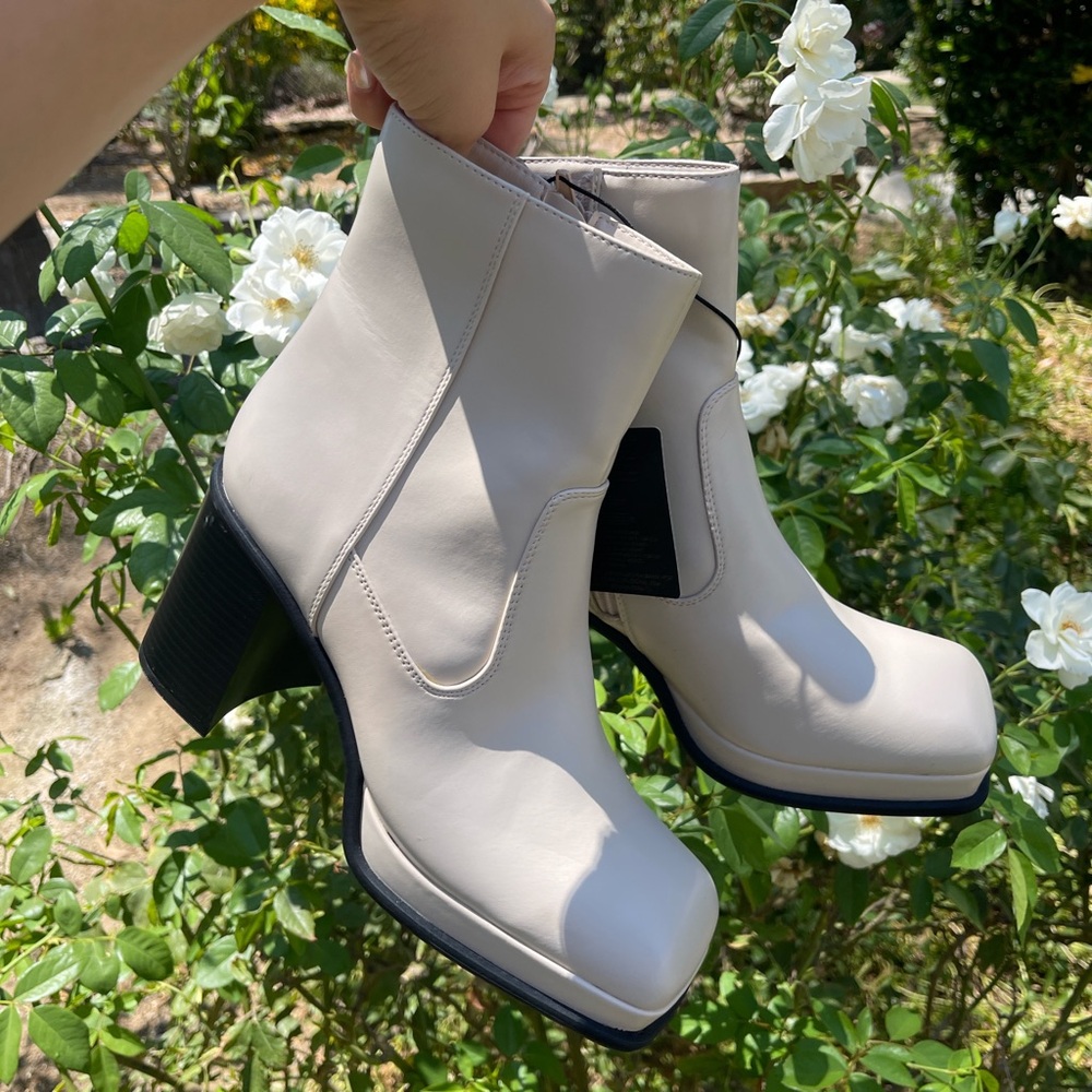 NWT forever 22 size 9 heeled white ankle boot with zipper feature.